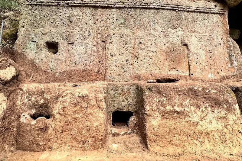 İtalya’da Devasa Bir Etrüsk Taş Mezar Ortaya Çıkarıldı