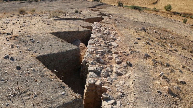 Kıbrıs’taki Devasa Tümülüs Altında Kale Keşfedildi