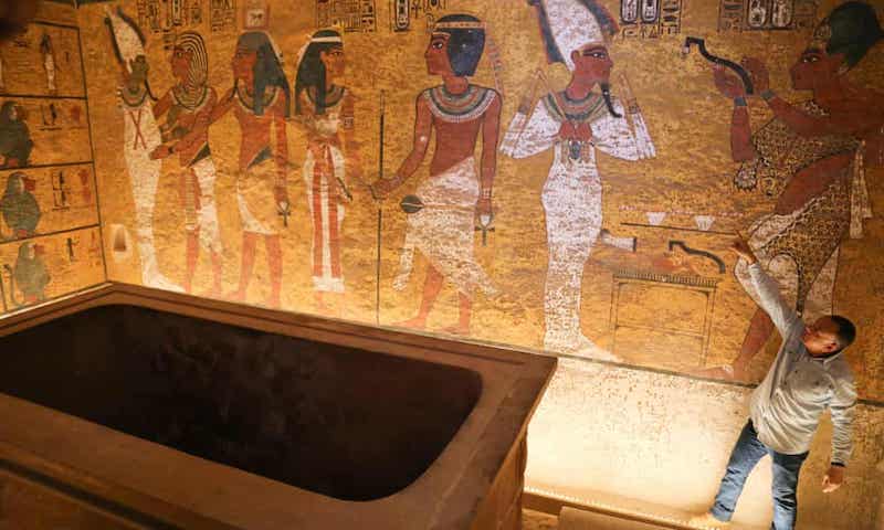 Tutankamon’un Mezarı, Nefertiti’nin Mezarına mı Açılıyor?