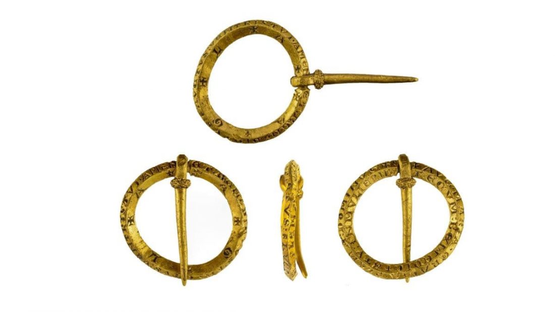 İngiltere’de Latince ve İbranice yazıtlara sahip benzersiz bir altın broş tılsımı bulundu