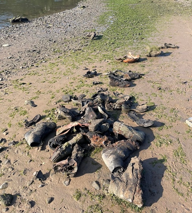 İngiltere’de 19. Yüzyıla Ait Yüzlerce Deri Ayakkabı Sahile Vurdu