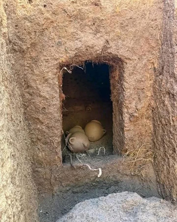 İtalya’da 2.700 Yıllık Dokunulmamış Etrüsk Mezarı Açıldı: İçinde İki Kişi ve Zengin Mezar Hediyeleri Bulundu