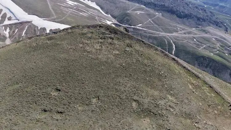 Erciyes’in Gölgesinde 2.500 Metrede Olası Bir “Tapınak Şehri”nin Kalıntıları Ortaya Çıktı