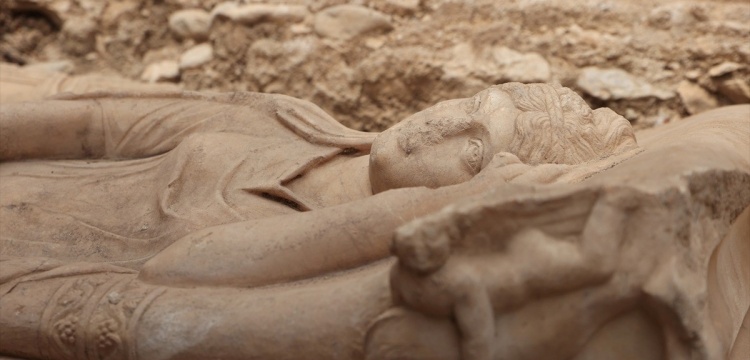 Antalya'daki Olympos antik kentinde aristokrat bir kadına ait lahit bulundu