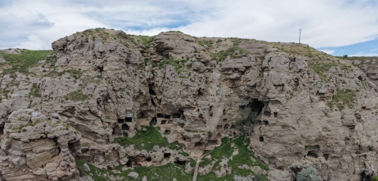 Sivas’ta 3 Bin 200 Yıllık Kaya Yerleşimi: Anadolu’nun Mağara Apartmanları
