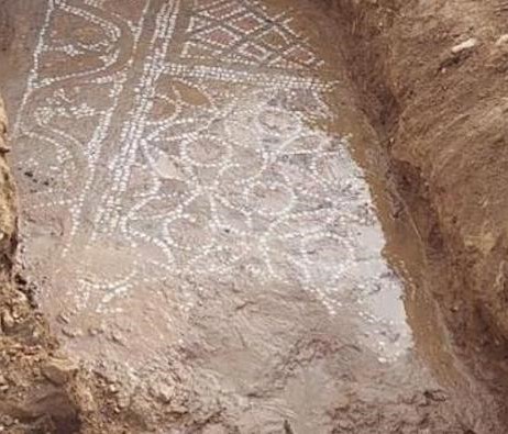 İzmir’de Kaçak Kazılarla Mozaik Taban Ortaya Çıkarıldı