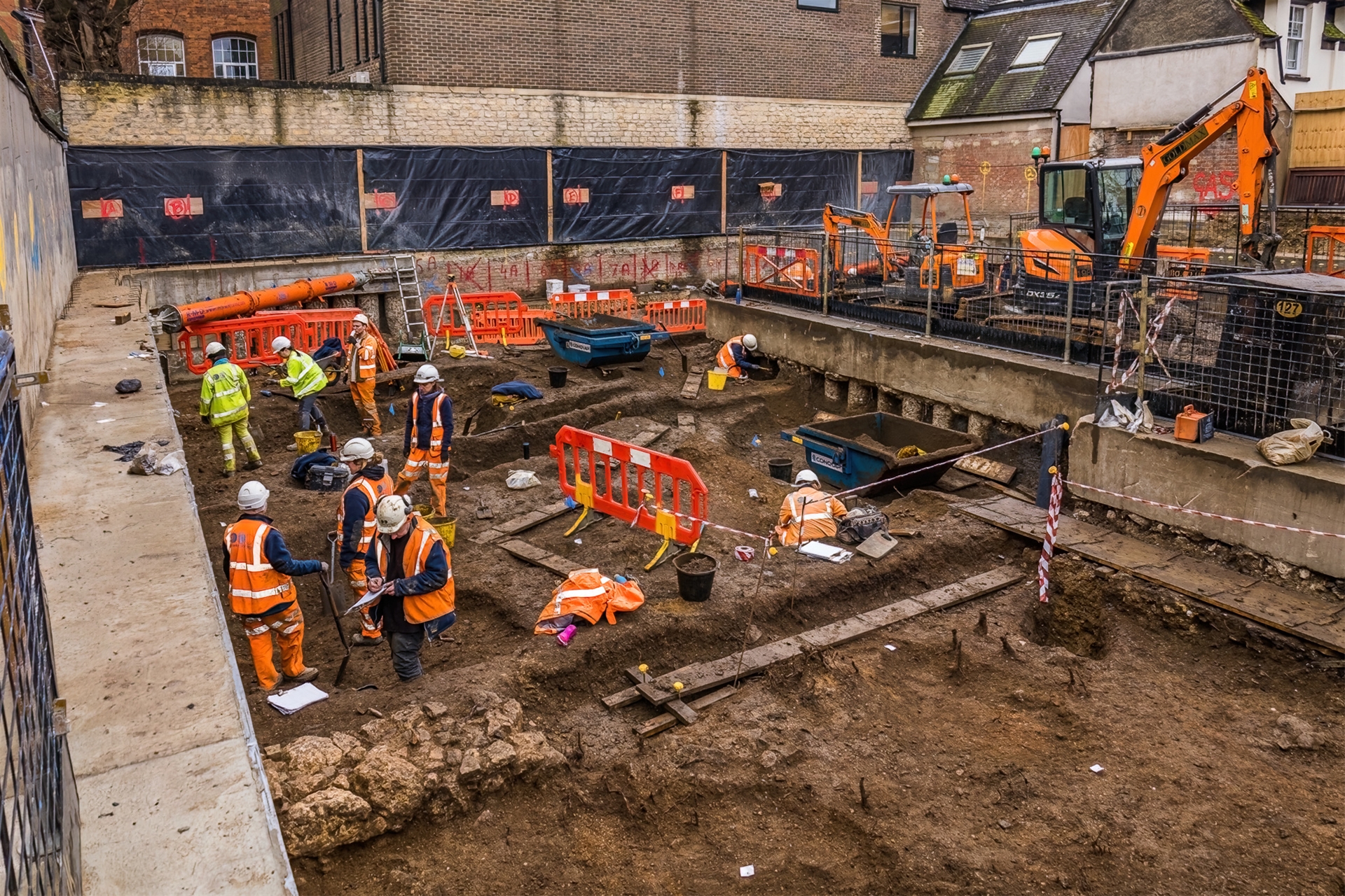 İngiliz arkeologlar Oxford un kayıp kolejinin kalıntılarını ortaya çıkardılar.  