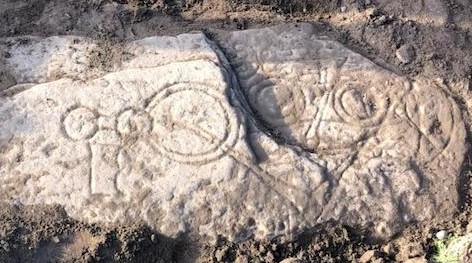 İskoçya’da Oymalarla Süslenmiş Pikt Sembol Taşı Bulundu