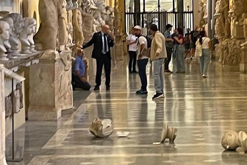 Bir Turist, Vatikan Müzelerinde Roma Büstlerini Devirdi