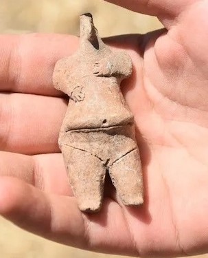 Ulucak Höyüğü’nde 7.800 Yıllık Kadın Figürü Bulundu