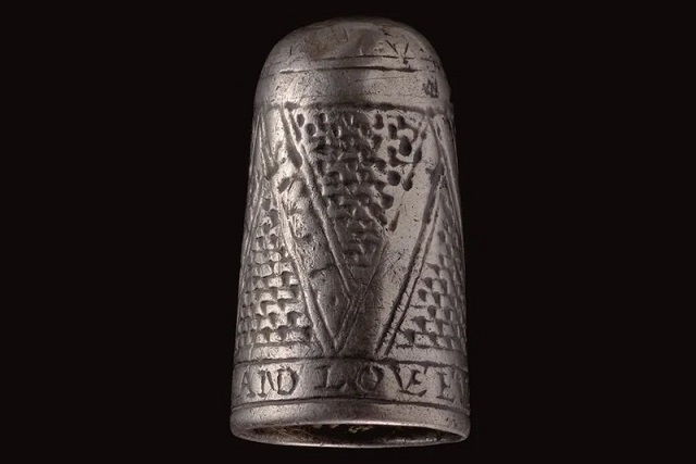 Galler’de Romantik Mesajlı 300 Yıllık Gümüş Yüksük Keşfedildi