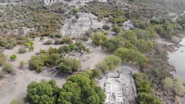 Liman kenti Kaunos'taki Bizans kilisesi ve mezarlar gün yüzüne çıkarılıyor